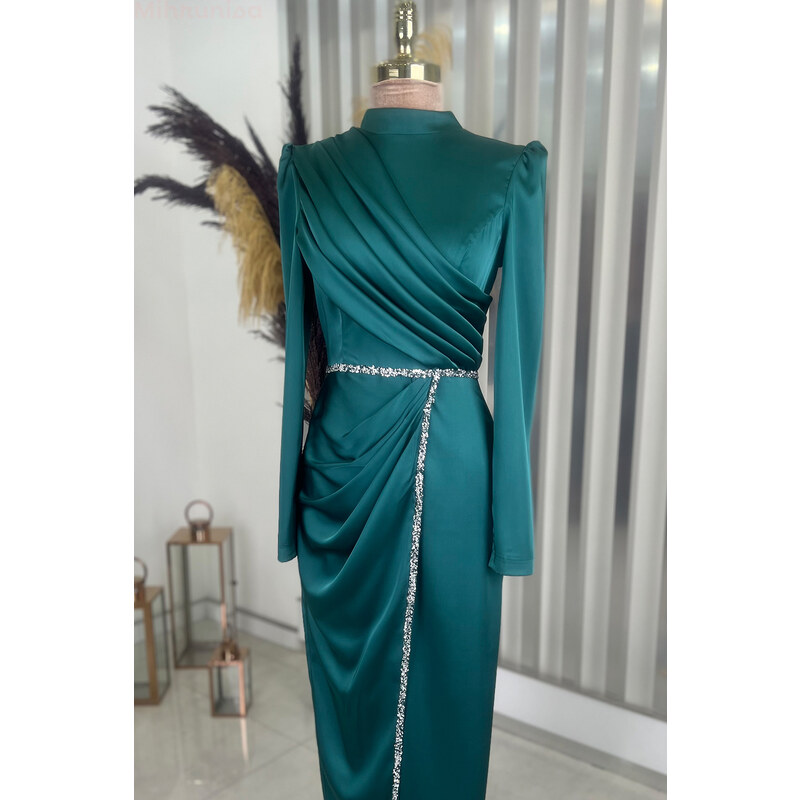 Rana Zenn Önü Drapeli Taş Şerit Detay Kalem Model Saten Nare Abiye - Zümrüt